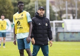 José Alberto,, junto a Maguette Gueye, durante una sesión.