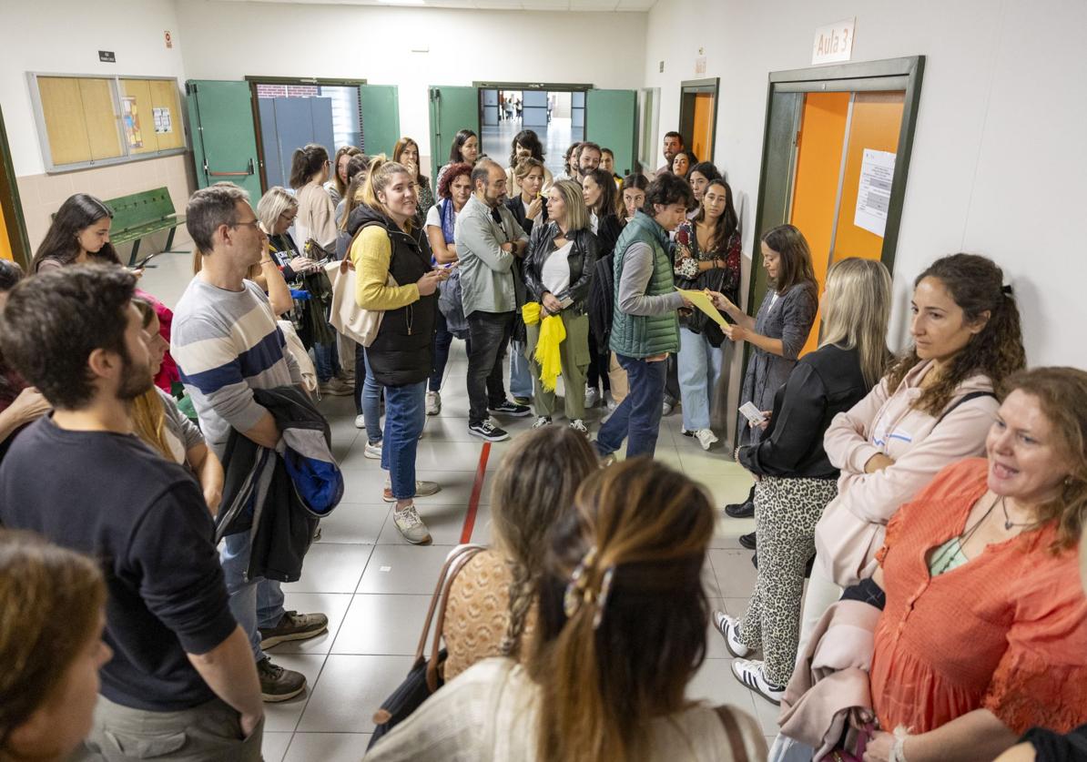 Imagen de archivo de las últimas oposiciones a celador, celebradas en la Facultad de Económicas de la Universidad de Cantabria.