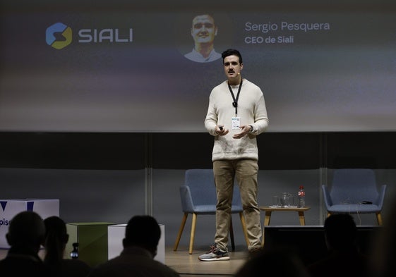 Sergio Pesquera toma el centro del escenario del Auditorio del Centro Botín durante su ponencia.