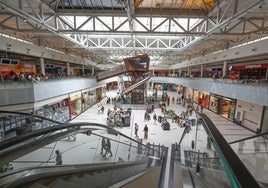 Imagen del interior del centro comercial Valle Real.