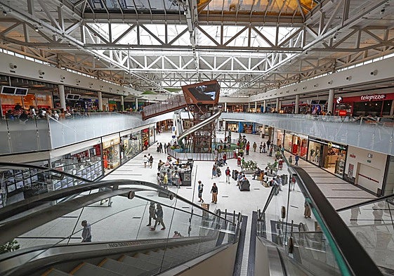 Imagen del interior del centro comercial Valle Real.