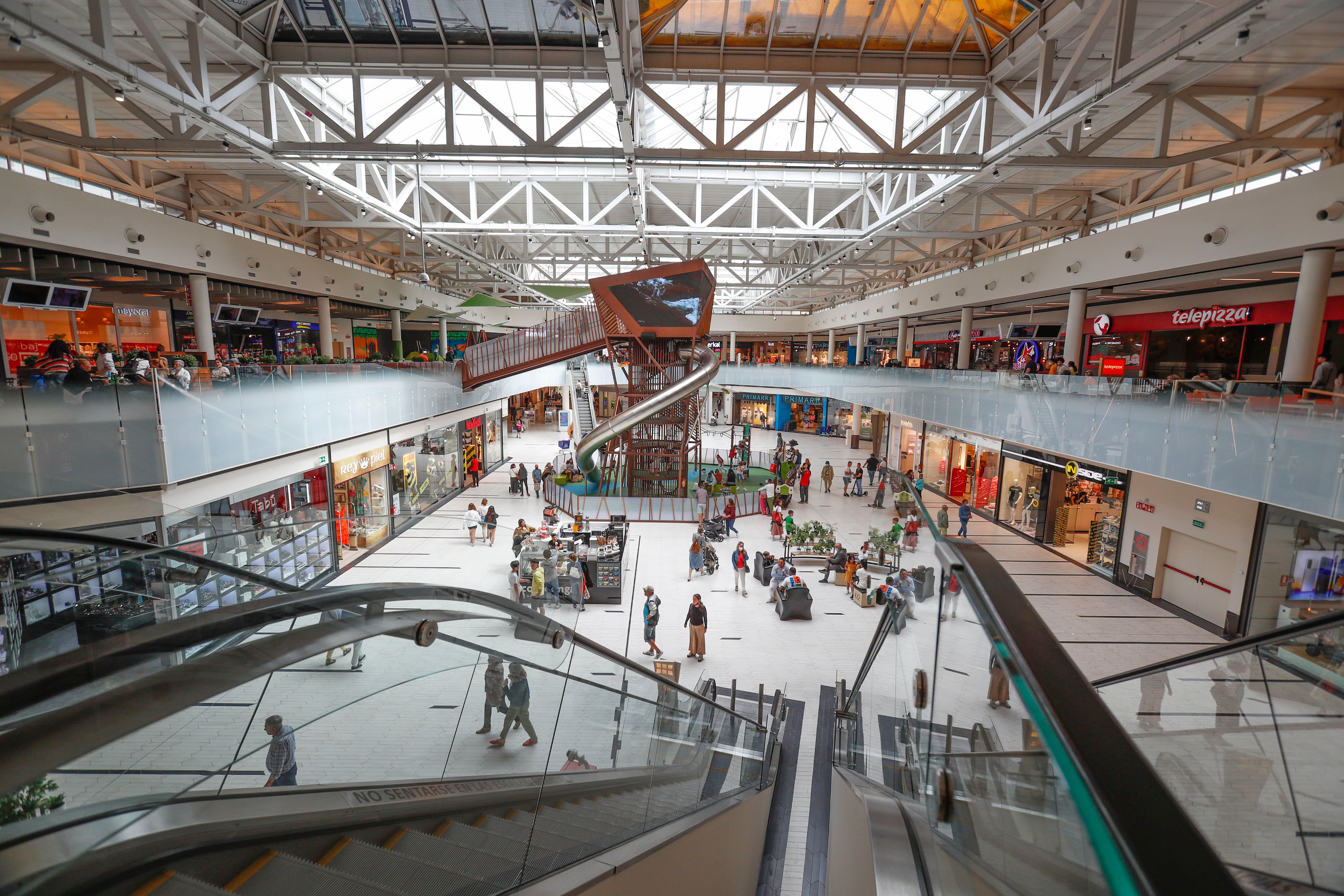 Imagen del interior del centro comercial Valle Real.