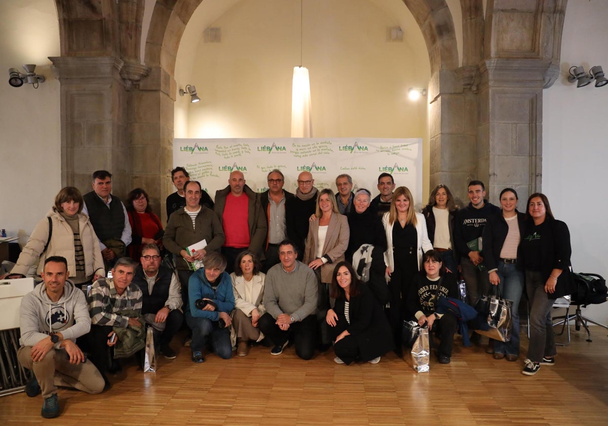 Imagen principal - Participantes en la mesa redonda y visitas a empresas agroalimentarias de la comarca lebaniega