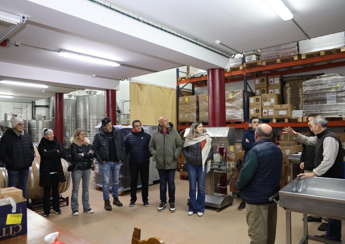 Imagen secundaria 1 - Participantes en la mesa redonda y visitas a empresas agroalimentarias de la comarca lebaniega