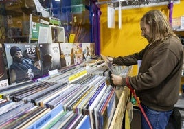 Un cliente, en Tiendas Tipo, escoge vinilos.