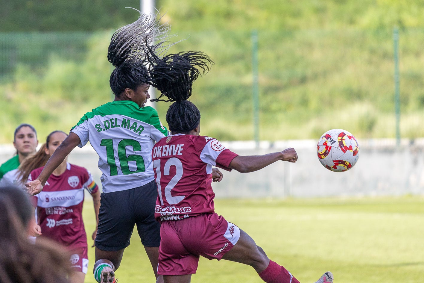 Sonia del Mar salta a por un balón con Okenve.