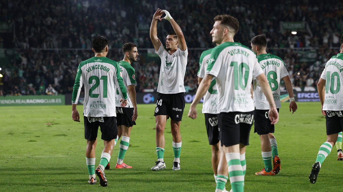 Javi Montero levanta las manos para celebrar su tanto ante el Burgos. 