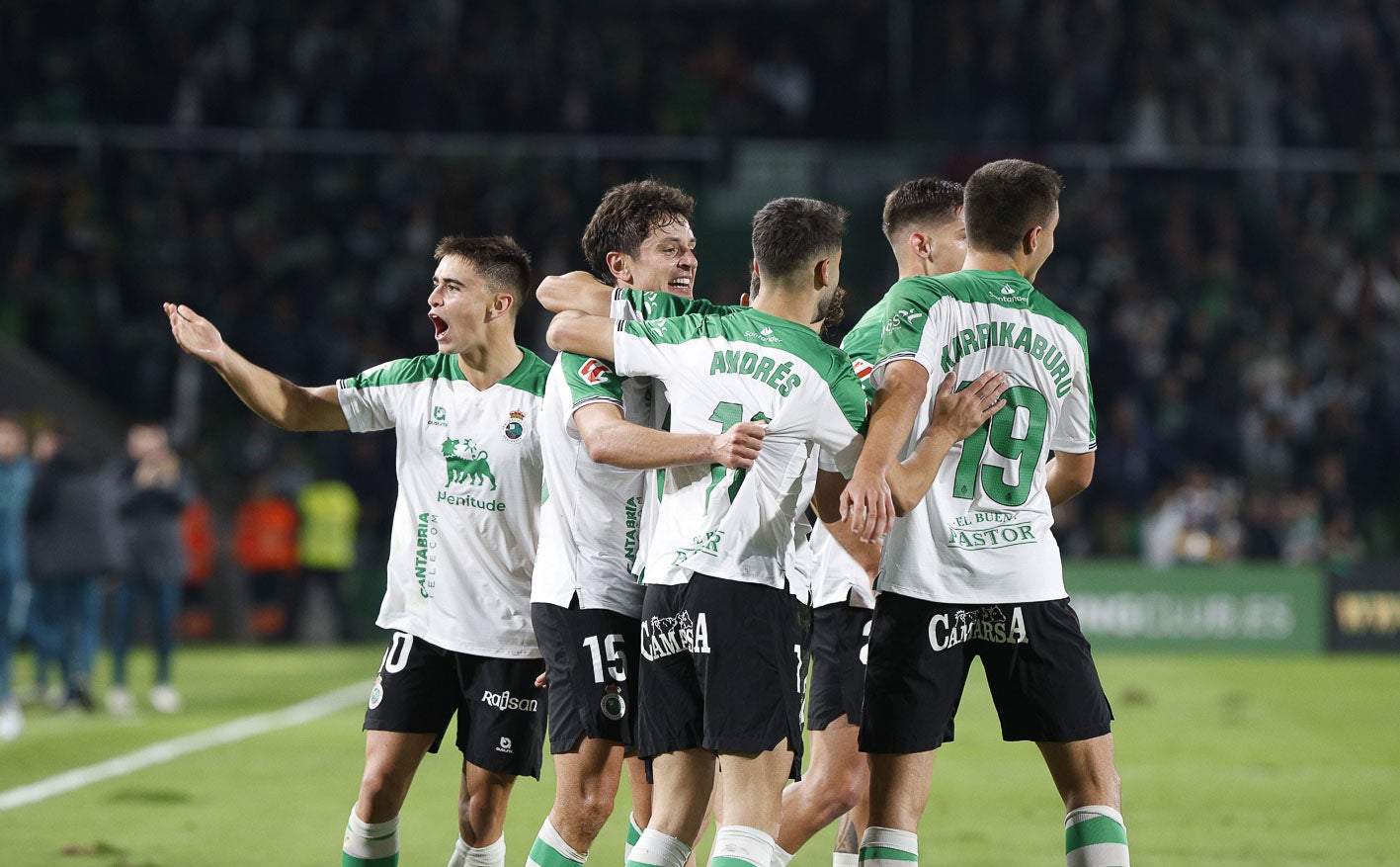 Los jugadores celebran el tanto de Javi Montero, que estrenó ante el Burgos su cuenta goleadora. 