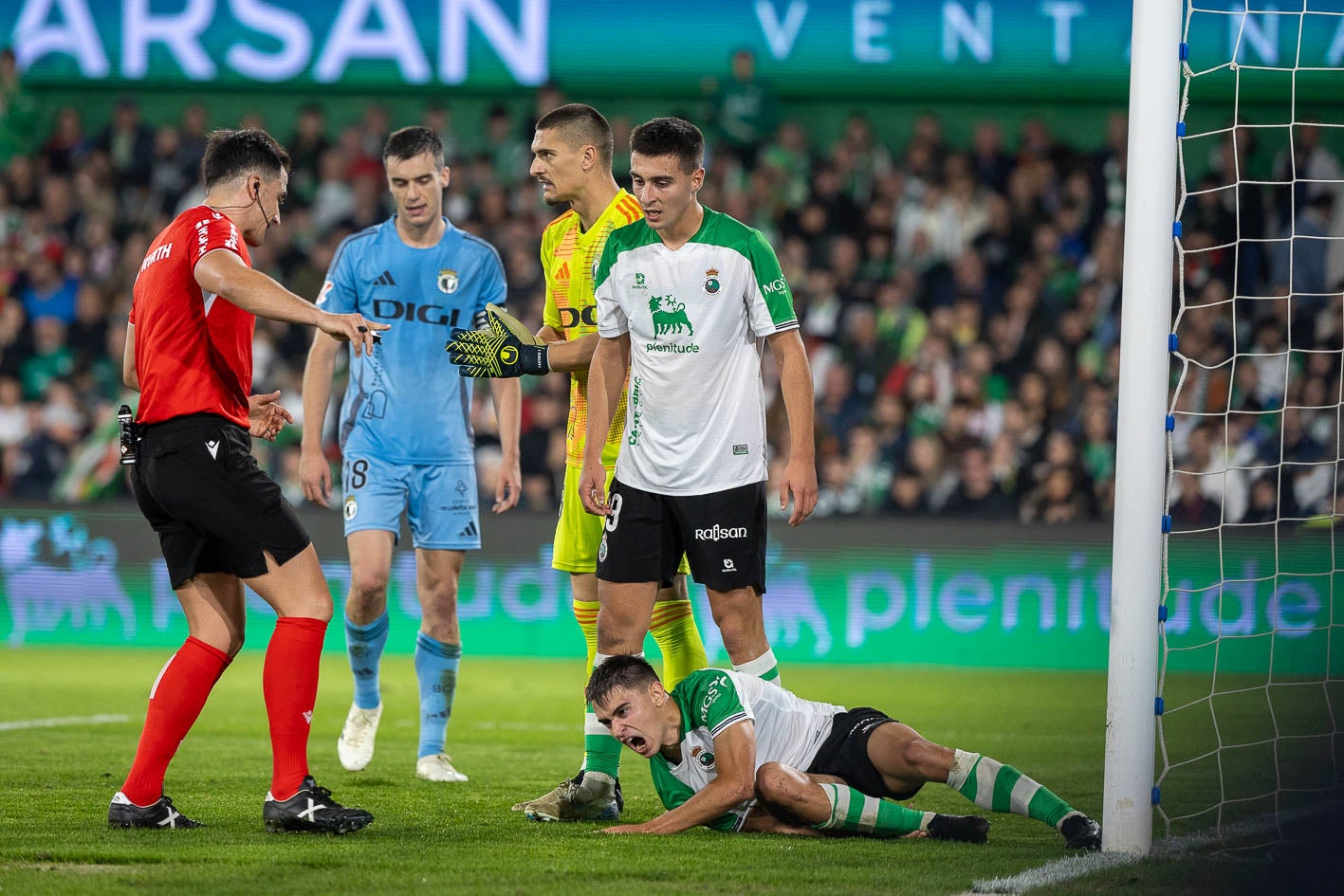 Mario García, en el suelo, se duele después de una caída frente a la meta burgalesa. 