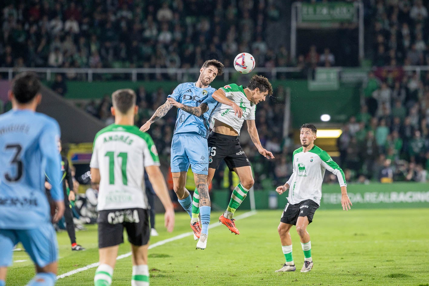 Sangalli salta con un rival del Burgos para rematar el balón. 