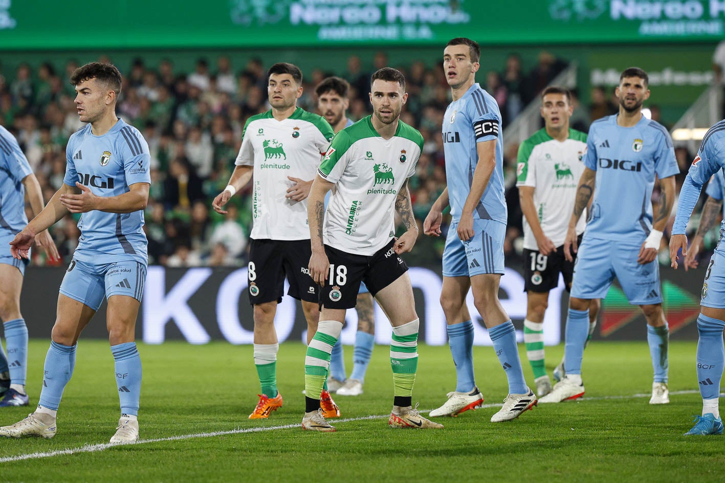 Manu Hernando, en el centro, fue expulsado con roja directa en la primera mitad. 