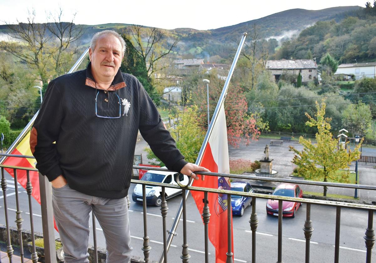 Agustín Pernía, en el balcón de la Casa Consistorial, con Cotillo al fondo.