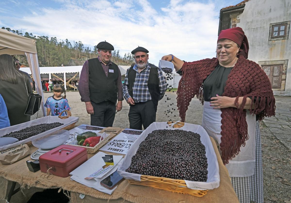 En la fiesta hay 180 puestos que ofrecen todo tipo de productos tradicionales.