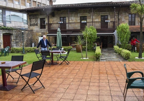 Instalaciones exteriores de la Sociedad Casino de Buelna, en Los Corrales.