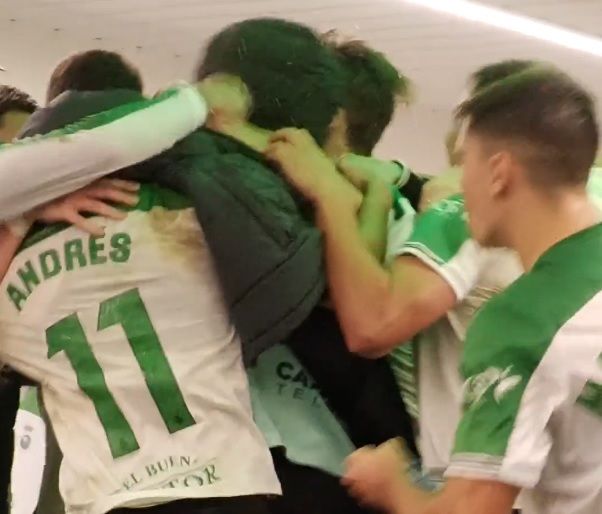 Los jugadores verdiblancos, en plena celebración en el vestuario.