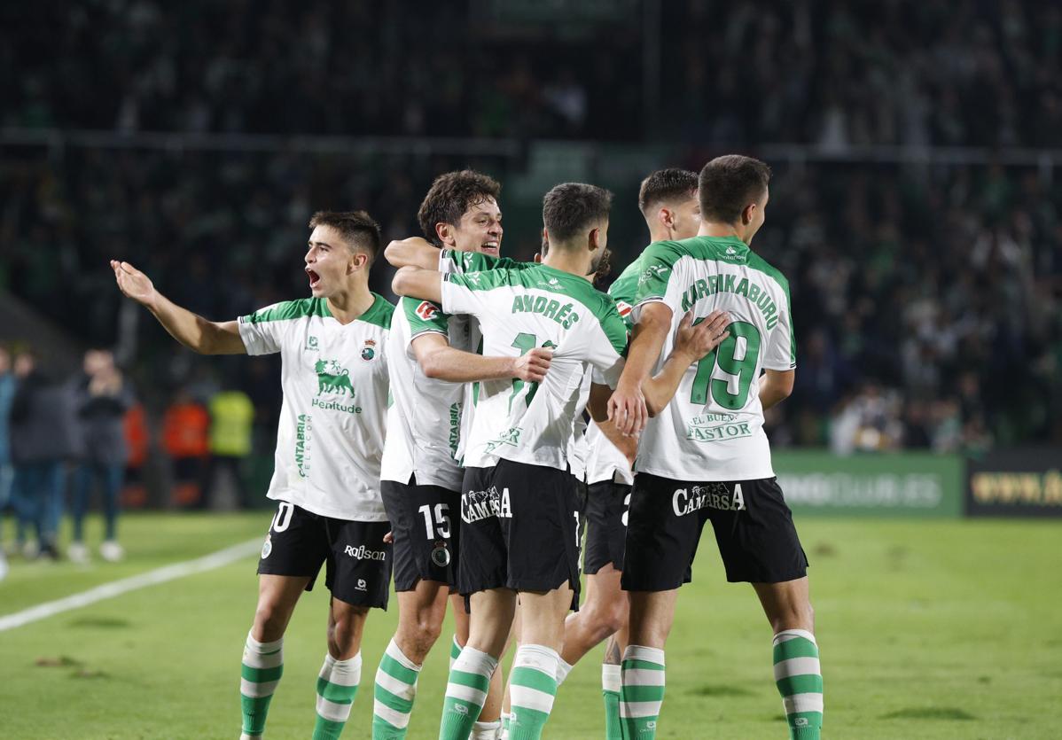 Los jugadores del Racing celebran el primer gol del partido.