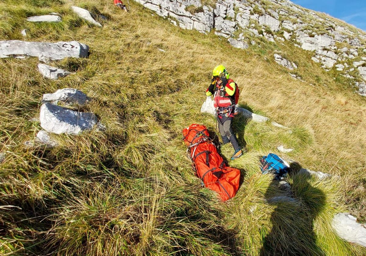 El helicóptero del Gobierno de Cantabria evacúa a una senderista en San Roque de Riomiera