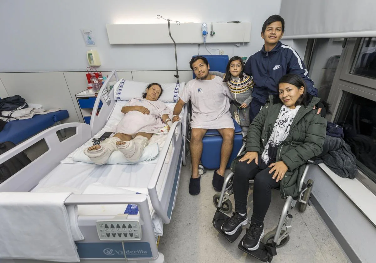 Doris Emperatriz (en la cama), Johan Samuel (sentado), María del Pilar (en silla de ruedas) y Jhordano Jhosmell y Zoe Gaela (de pie).