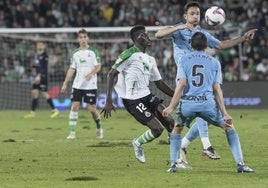 Maguette presiona a dos jugadores del Burgos, sobre el deteriorado césped de los Campos de Sport.