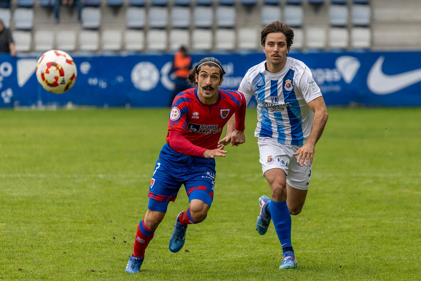 Puras corre a por el balón junto a Sanchidrián, del Numancia.