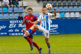 Saúl controla la pelota ante un jugador rival