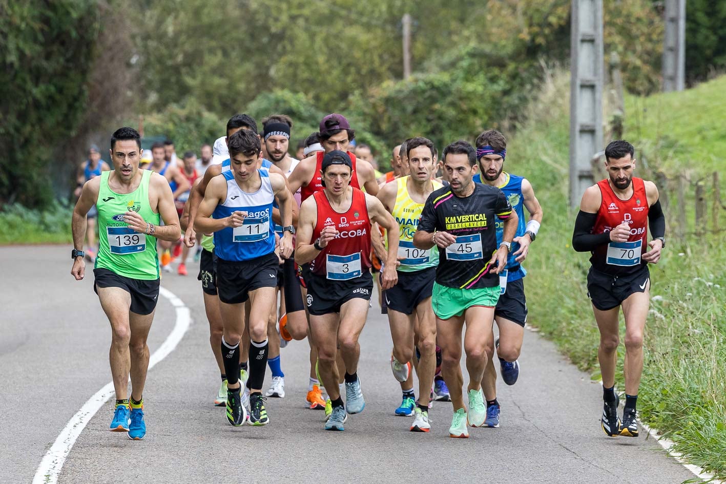 Rodrigo Andueza (11) y Andrés Acebo (3), primero y segundo en meta, juntos en los primeros compases de la carrera.