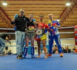 Milena Alzate (segunda por la derecha), con su cinturón de campeona.