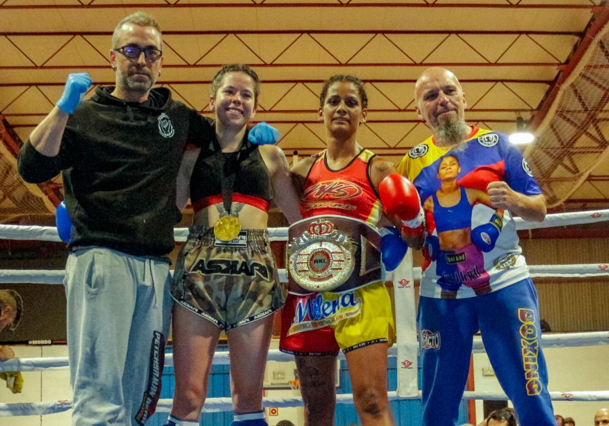 Milena Alzate (segunda por la derecha), con su cinturón de campeona.