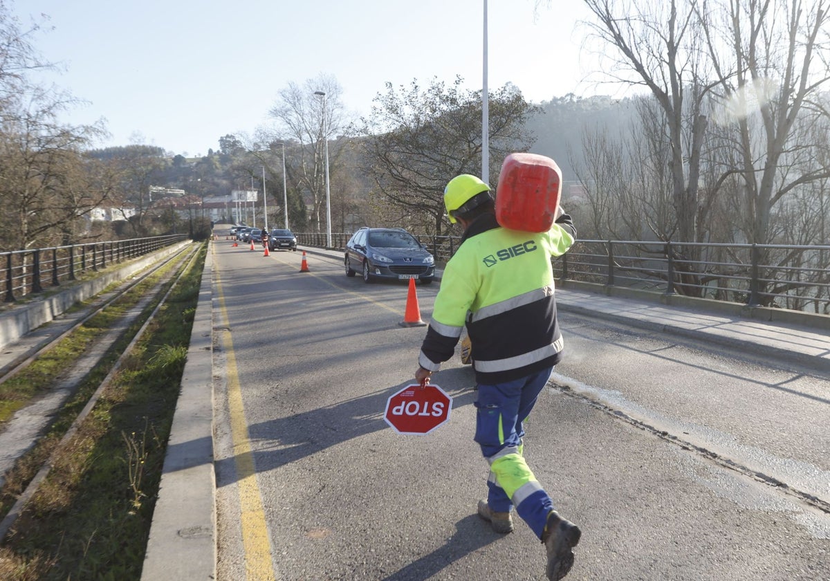 Un operario trabaja en las obras del Puente de los Italianos, en una imagen de archivo tomada el año pasado.