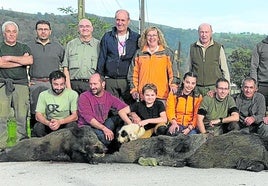 Integrantes de la cuadrilla 42, dirigida por Ángel Puente, con los cuatro jabalíes que abatieron el sábado en el monte de La Bacera.