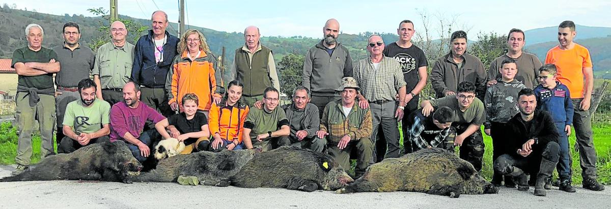 Integrantes de la cuadrilla 42, dirigida por Ángel Puente, con los cuatro jabalíes que abatieron el sábado en el monte de La Bacera.