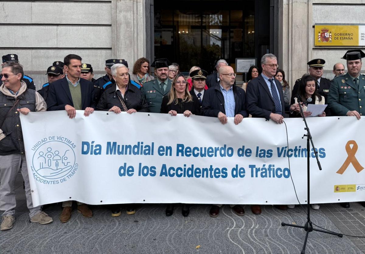 La delegada del Gobierno, Eugenia Gómez de Diego, el jefe provincial de Tráfico, José Miguel Tolosa, miembros de la Guardia Civil y familiares y amigos de víctimas de accidentes de tráfico guardaron un minuto de silencio frente a la Delegación del Gobierno en Cantabria.