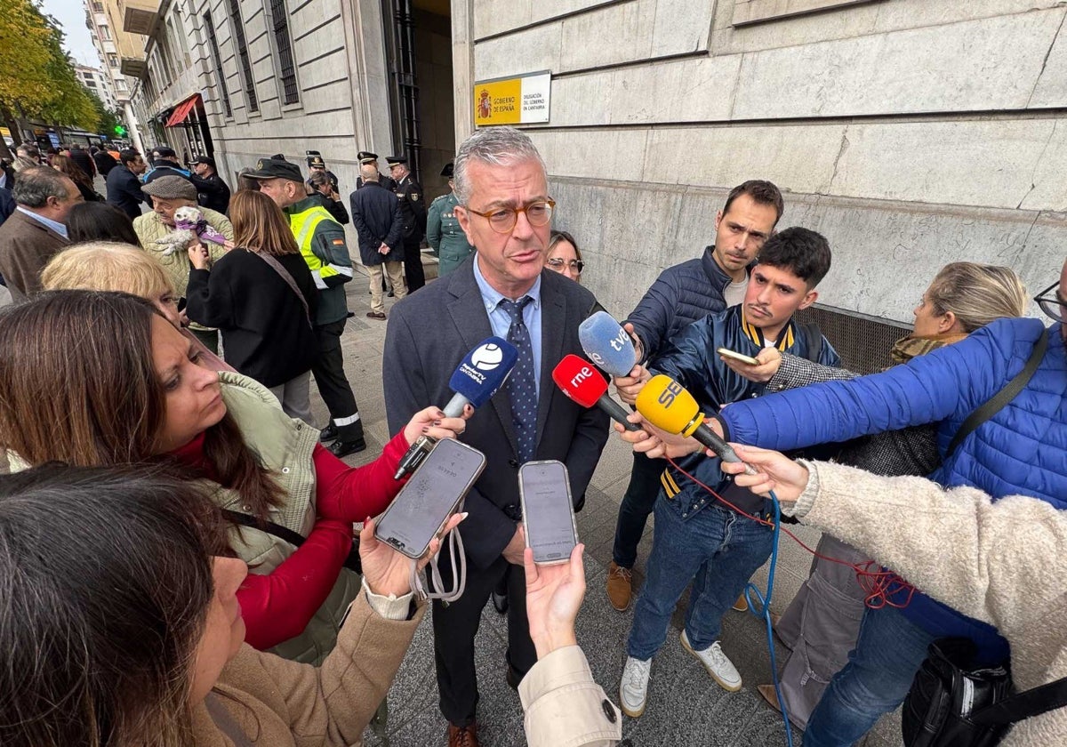 El jefe de la Jefatura Provincial de Tráfico, José Miguel Tolosa, frente a Delegación de Gobierno en Santander.