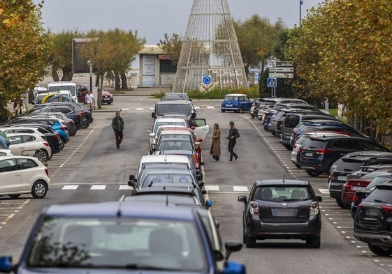 La calle Joaquín Costa, bajo la que se espera construir un aparcamiento subterráneo.