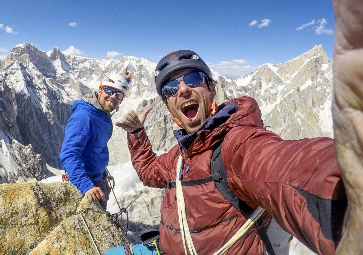 Pablo Ruiz, en primer término, y su compañero Roberto, en la cumbre de Trango tras escalar 'Eternal Flame'.