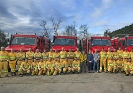 Los bomberos forestales voluntarios acompañados del alcalde, Óscar López, la consejera María Jesús Susinos y el director general de Montes, Ángel Serdio, en la sede de Cabezón de la Sal.