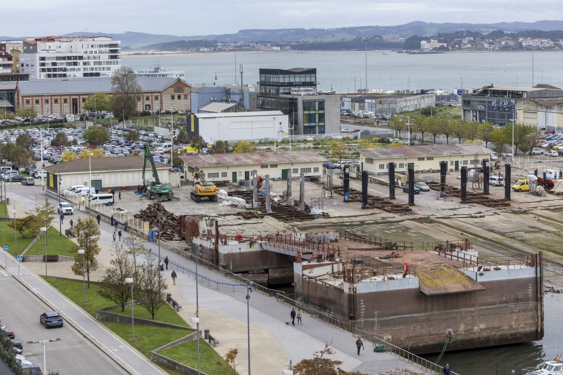 Vista aérea de la rampa que se está desmontando en el puerto deportivo, junto a la calle Marqués de la Hermida.