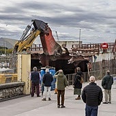 Maquinaria achatarra una rampa que dio servicio a barcos y ferris durante más de 30 años.