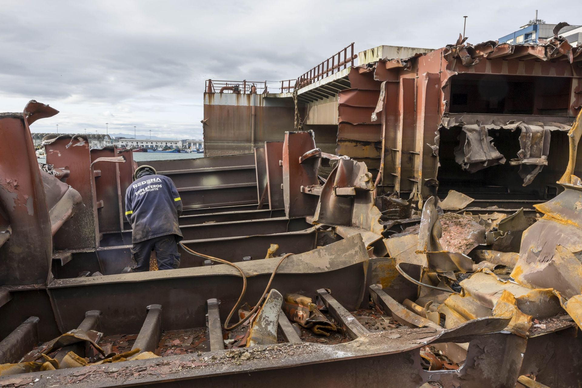 Uno de los operarios que está trabajando en las complejas labores de achatarramiento de la rampa flotante, en desuso desde 2018.