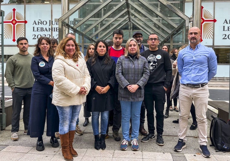 Los miembros de la Junta Docente que han pasado la noche en el interior de la sede del Gobierno regional.