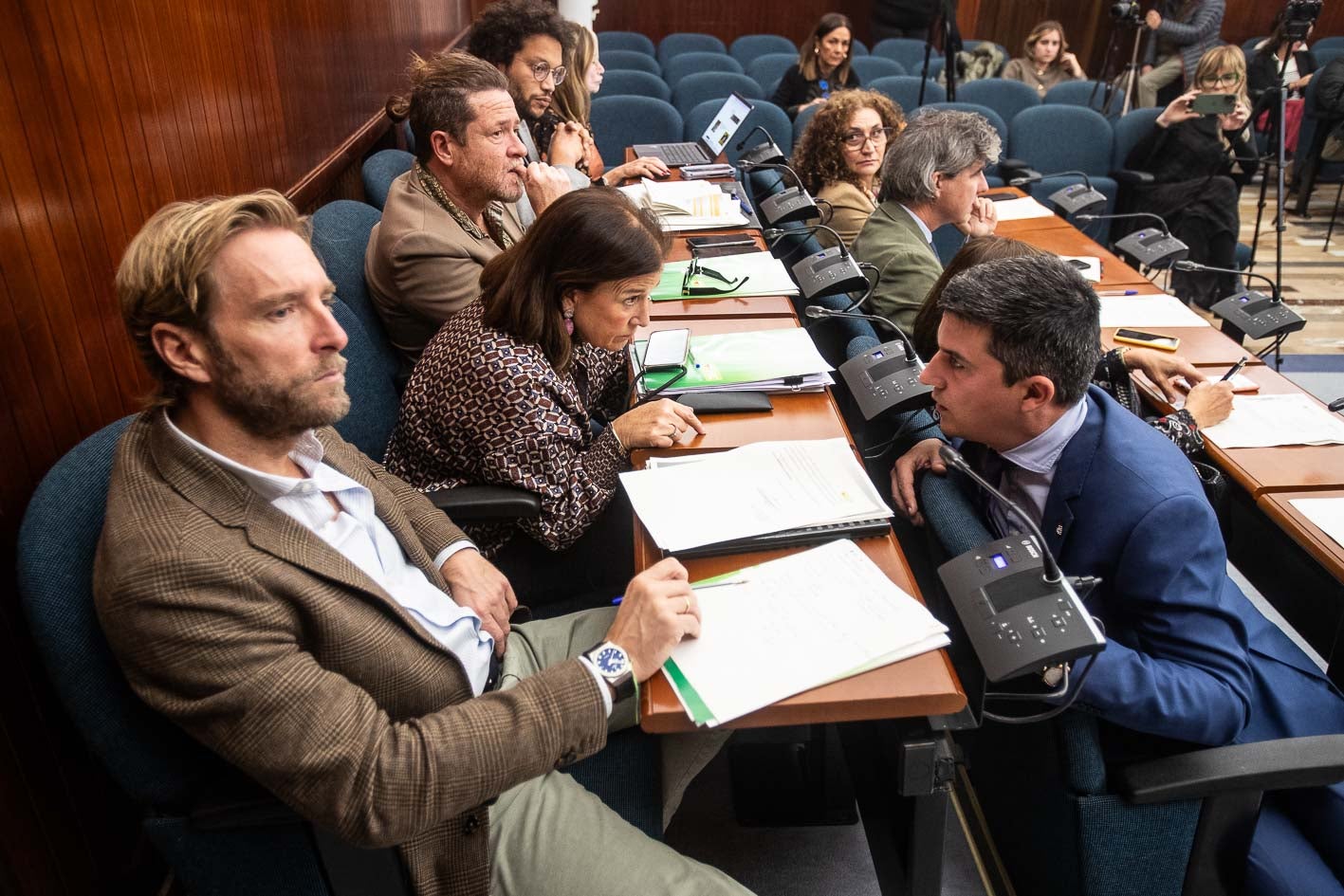 María Victoria Fernández, del PRC, conversa con el portavoz del PSOE, Daniel Fernández. 