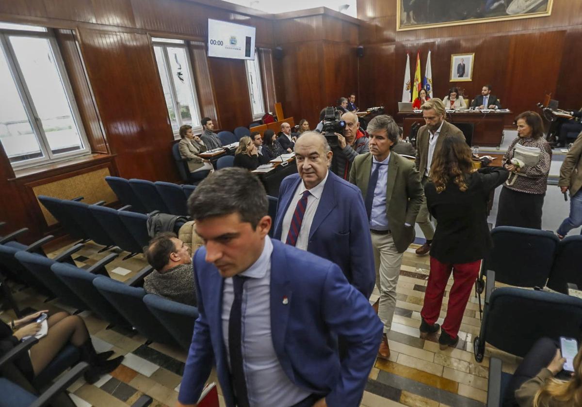 Los concejales de la oposición del Ayuntamiento de Santander, este miércoles, abandonan el Pleno municipal extraordinario de noviembre.