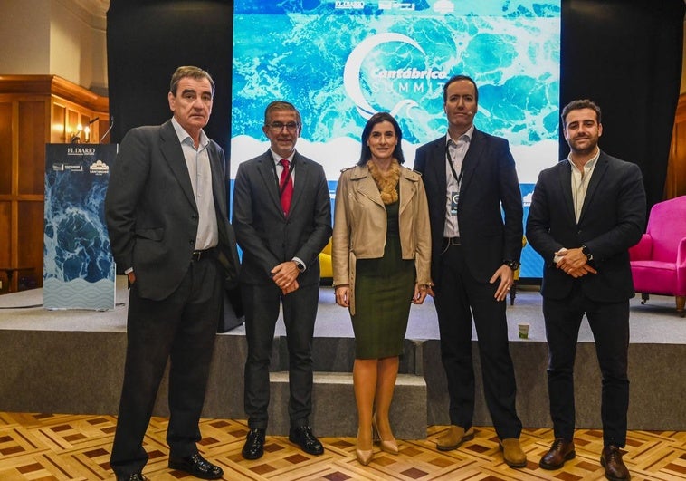 De izda. a dcha., Ignacio Pérez, director general de El Diario Montañés; César Díaz, presidente del Puerto de Santander; Gema Igual, alcaldesa de Santander; Javier Cavada, CEO de Mitsubishi Power Europa; y Francisco Arias, concejal de Turismo y Dinamización Social del Ayuntamiento santanderino.