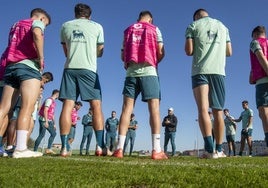 Los jugadores del Racingreciben instrucciones delcuerpo técnico en una sesiónen La Albericia.