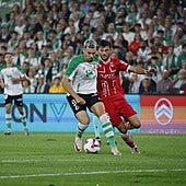 Juan Carlos Arana conduce el balón en El Sardinero.