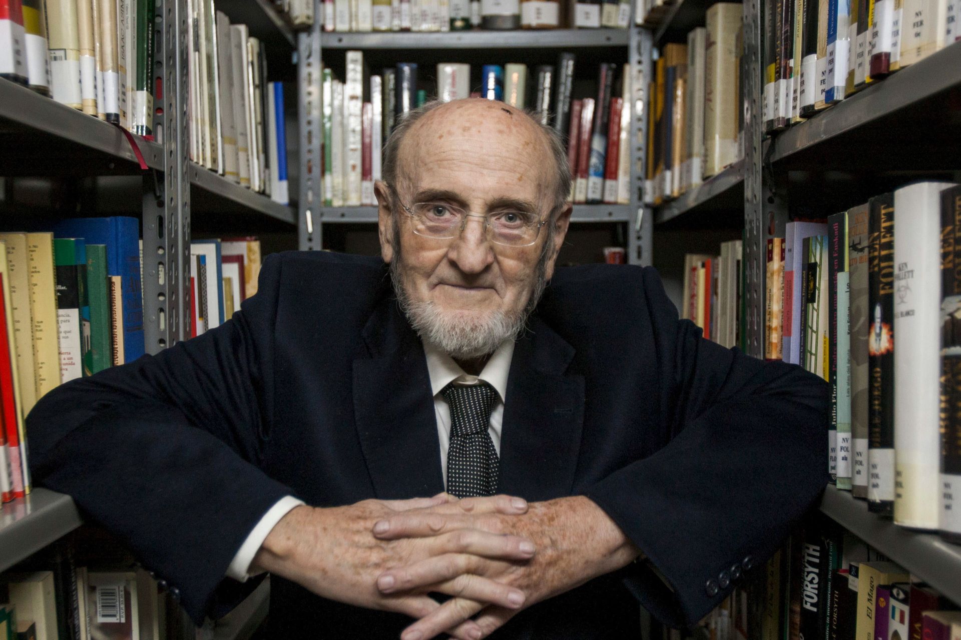 El escritor posa en la biblioteca del Ateneo de Santander