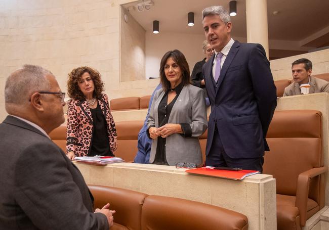 La bancada del PSOE, con Zuloaga a la cabeza. Junto a él, los diputados Joaquín Gómez, Eva Salmón, Ana Belén Álvarez y Mario Iglesias.