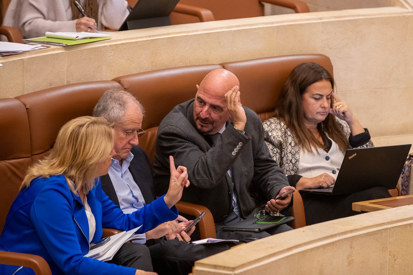 La bancada del Gobierno con los consejeros Susinos, Arasti, Pascual y Gómez del Río. El tercero de ellos, titular de Salud, fue sin duda el más nombrado por la oposición.