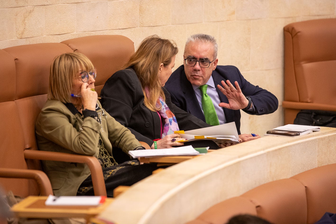 Conversación entre los portavoces de PRC Y Vox, Pedro Hernando y Leticia Díaz. Junto a ellos la diputada Natividad Pérez.