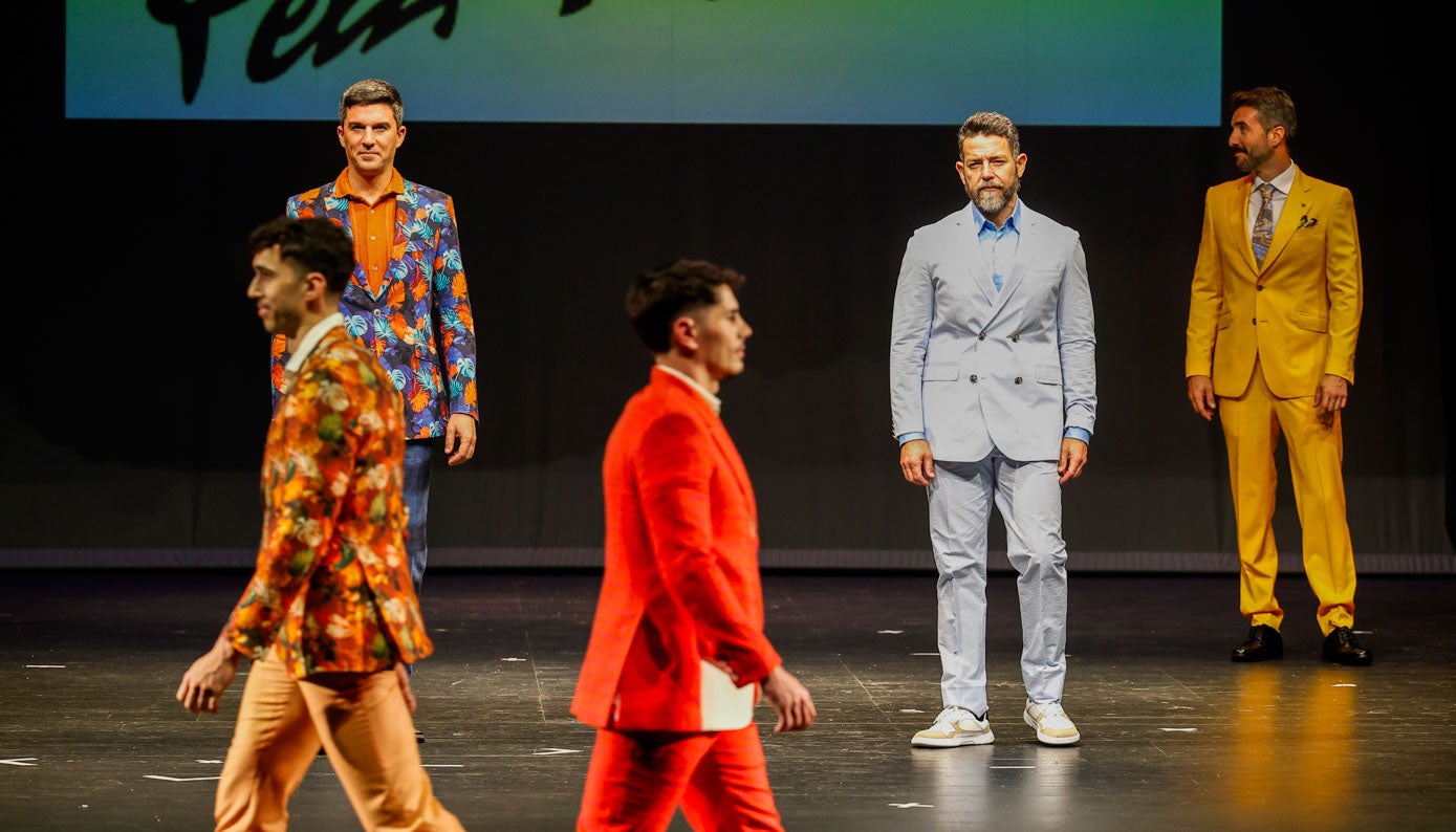 Daniel Fernández, Chema Sarabia y Raúl Alonso. Desfilando: Carlos Calle e Isidoro Martínez.